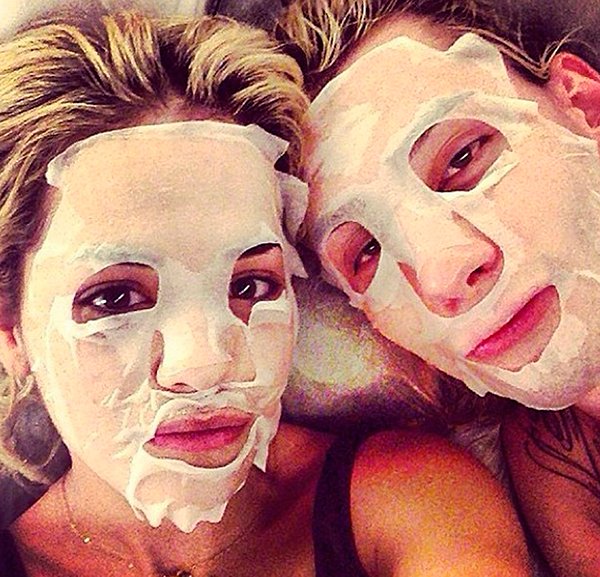 Kelly Brook e Rita Ora exibem rostos com máscara facial como tratamento de beleza