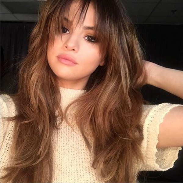 Selena Gomez exibe corte de cabelo novo com franja