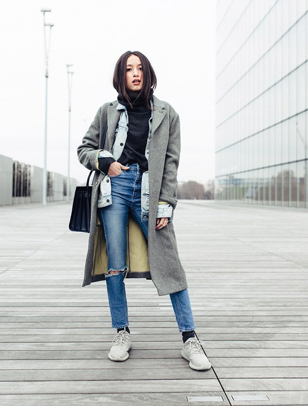 blogueira usa look com sobreposições em tons cinza e preto