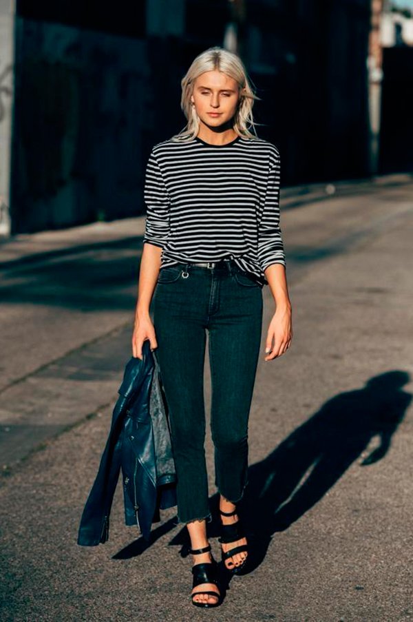 Foto de street style com blusa de listras de calça jeans skinny, jaqueta de couro e sandália