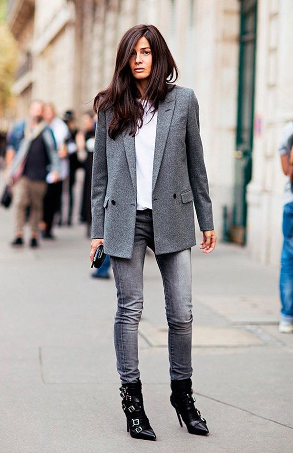 Foto de street style com look t-shirt branca, blazer cinza, calça jeans skinny cinza e botas pretas