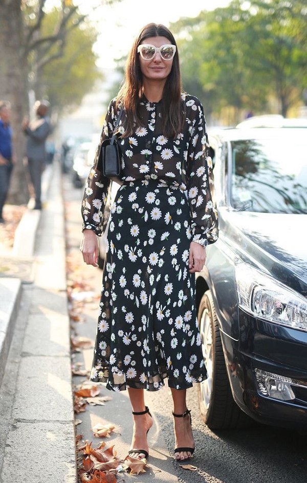 Giovanna Bataglia usa vestido floral de manga comprida com sandália de tiras pretas e óculos off-white espelhado