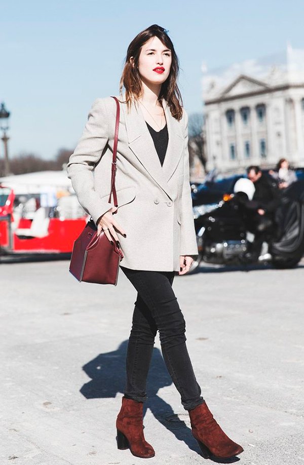 Jeanne Damas usa look total back com blazer de botões creme, bolsa e botas de camurça vinho com batom vermelho
