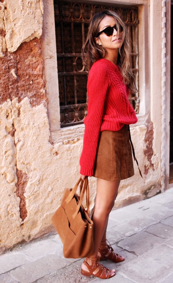 Julie Sariñana usa look despojado com tricot vermelho, saia de suede caramelo, bolsa caramelo e rasteira marrom