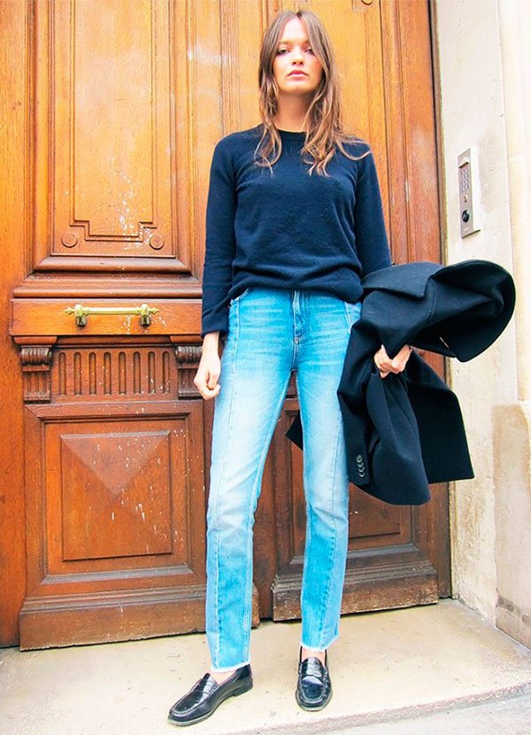 Street style look columbine smille com calça jeans cintura alta, suéter azul e t~enis masculino.