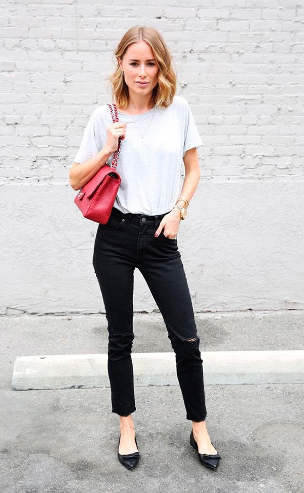 Street style look camiseta branca, calça jeans, scarpin e bolsa vermelha.