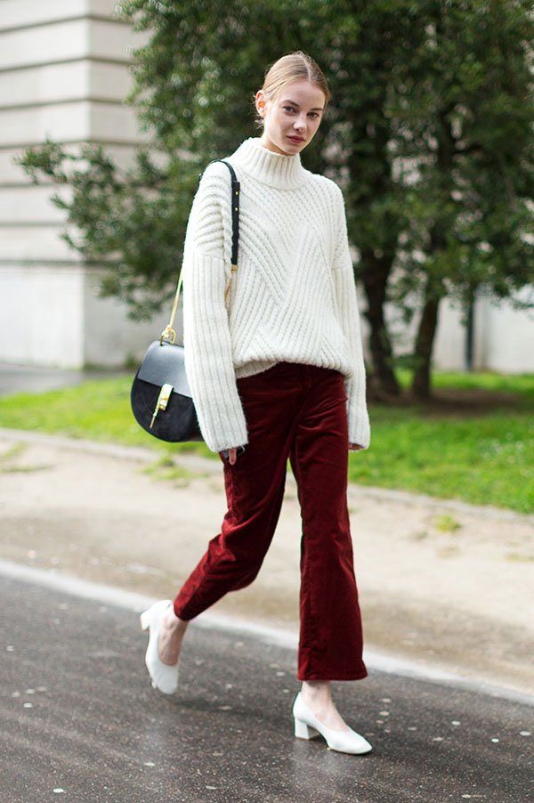 Street style look com suéter off white, calça burgundy veludo e sapato branco.