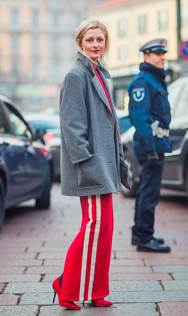 Street style look casaco maxi cinza, calça adidas vermelha e salto.