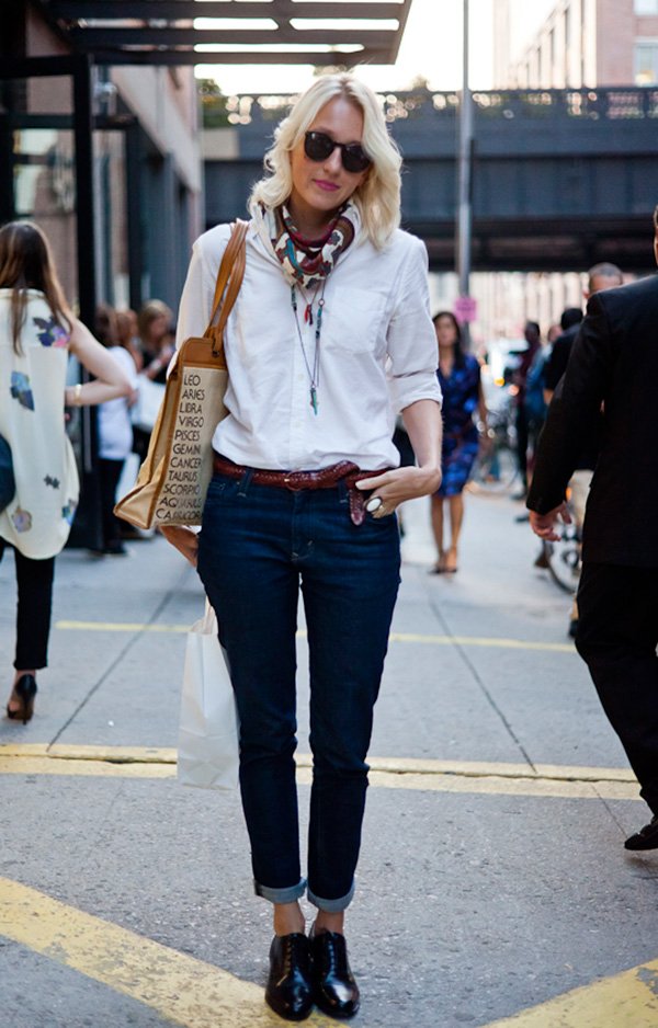 Street style look com oxford preto em verniz, camisa branca e calça jeans.