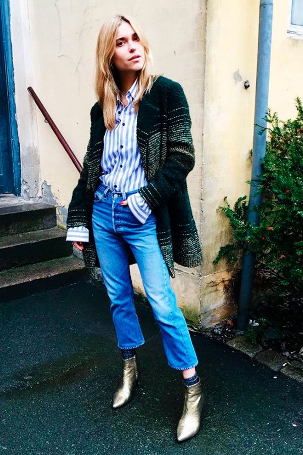 Street style look camisa listrada, calça cropped jeans, casaco lã e sapato cinza.