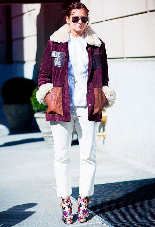 Street style look, blusa e calça branca, bota glitter estrelas e maxi casaco burgundy com gola pêlos.