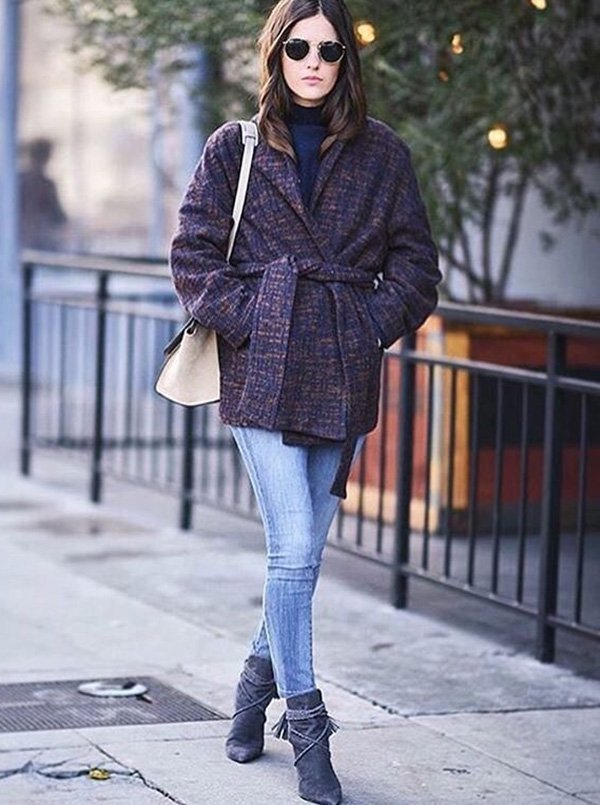Street style look casaco kimono, jeans e bota cinza cano baixo Schutz.