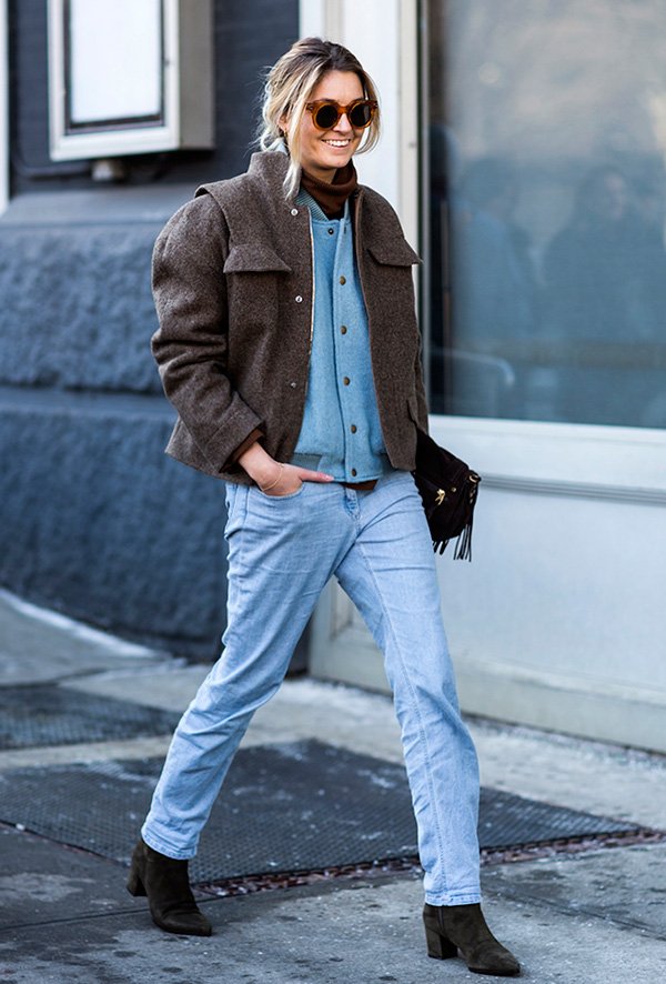 Street style look com jaqueta e calça jeans, casaco bolsos marrom e bota camurça.