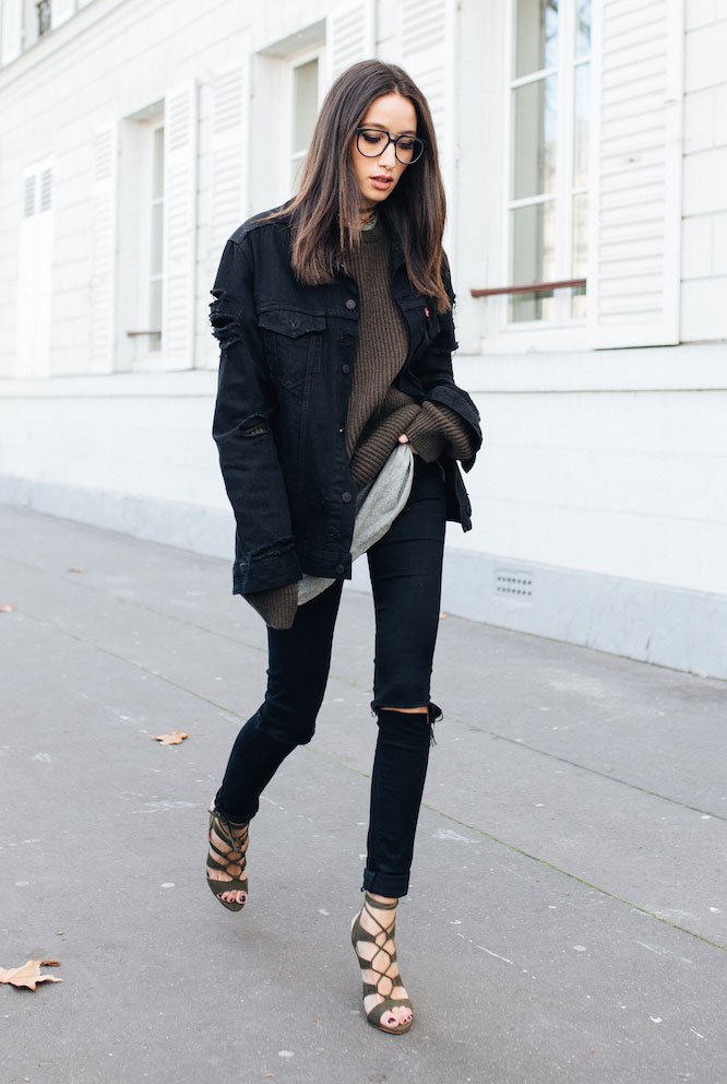 street style look jaqueta azul, blusa canelada, calça preta rasgada e sandália.
