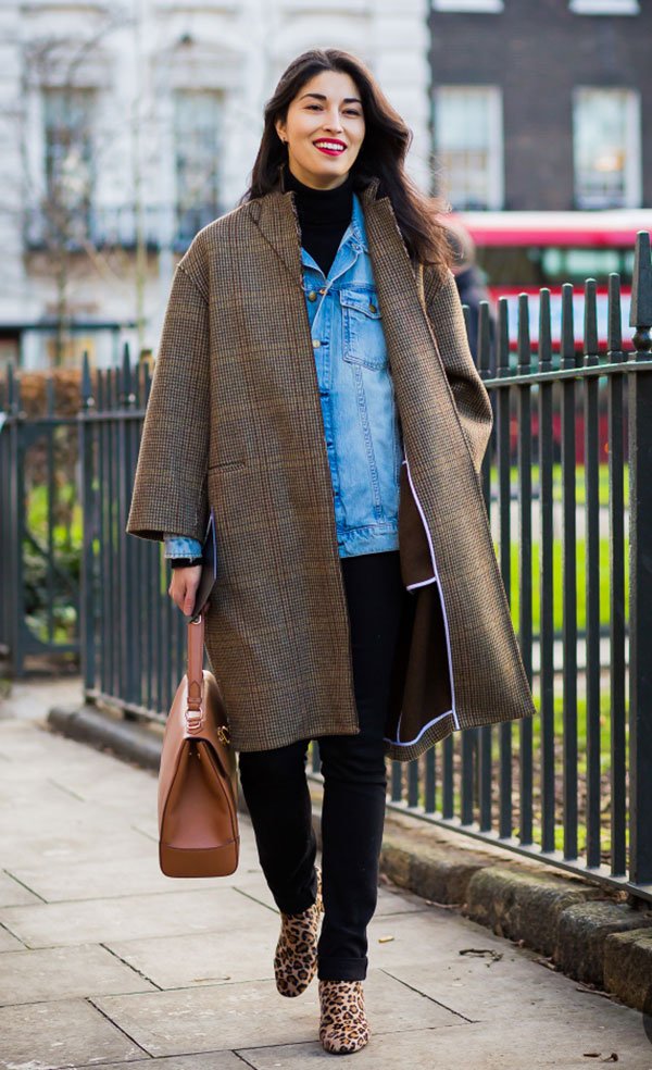 Street style look casaco xadrez marrom, jaqueta jeans, turtleneck, bota onça.