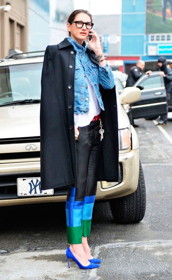 Street style look jaqueta jeans, camiseta branca, calça colorida, scarpin azul e sobretudo.