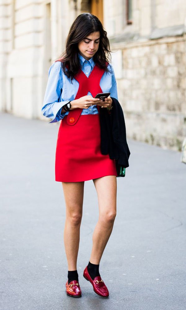 Street style look Leandra Medine com vestido vermelho, camisa azul e sapato masculino vermelho com meia aparente.