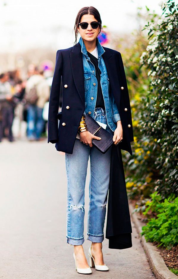 Street style look com jaqueta jeans, calça jeans, blazer e scarpin nude.