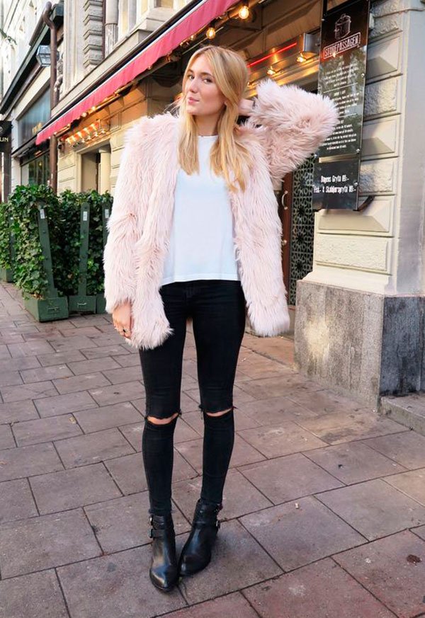 Street style look com fluffy coat maxi casaco rosinha, camiseta branca, calça jeans preta e bota baixa bico fino.