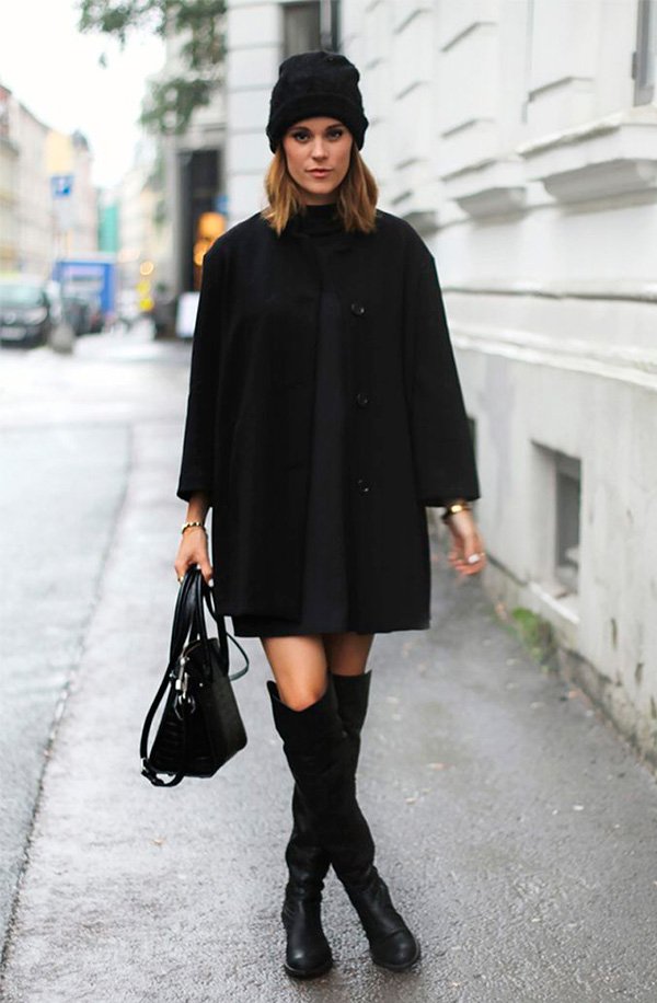 Street style look total black com touca gorro, vestido, sobretudo e bota over the knee.