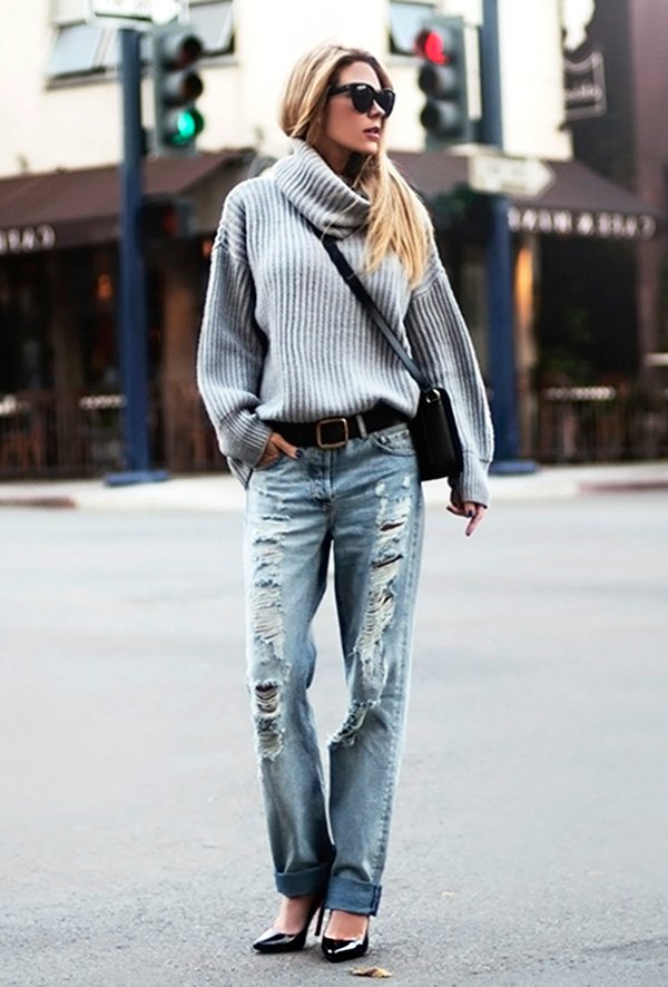 Street style look com suéter cinza, calça destroyed jeans e scarpin verniz.