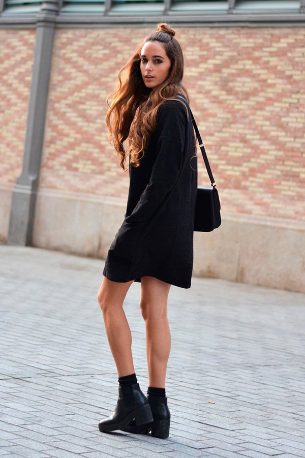 Street style look sueter dress preto e sapato bota com salto tratorado