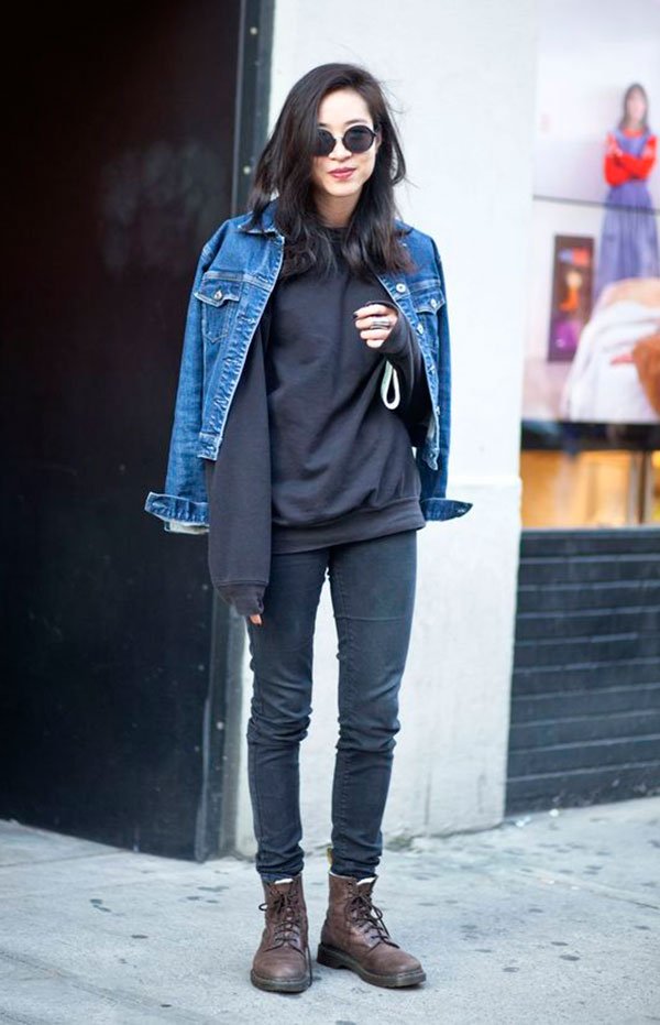 Street style look com moletom, calça preta e coturno marrom.