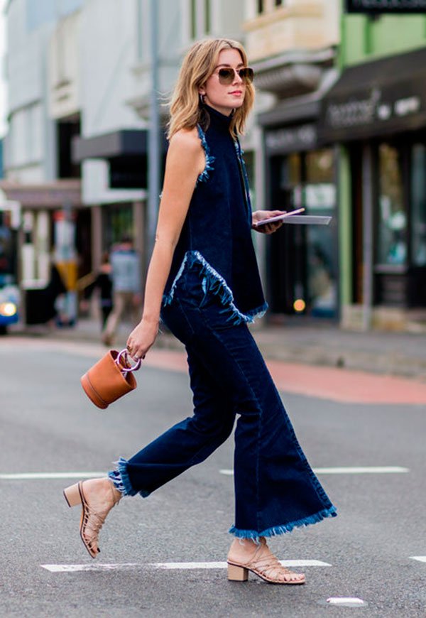 Street style look monocromático jeans com calça cropped pantacourt, sandália bege e bolsa marrom.