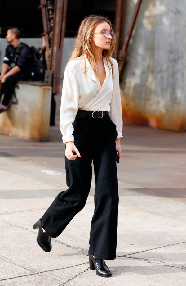 Street style look com blusa transpassada branca, calçca jenas preta cropped, e sapato boyish preto.