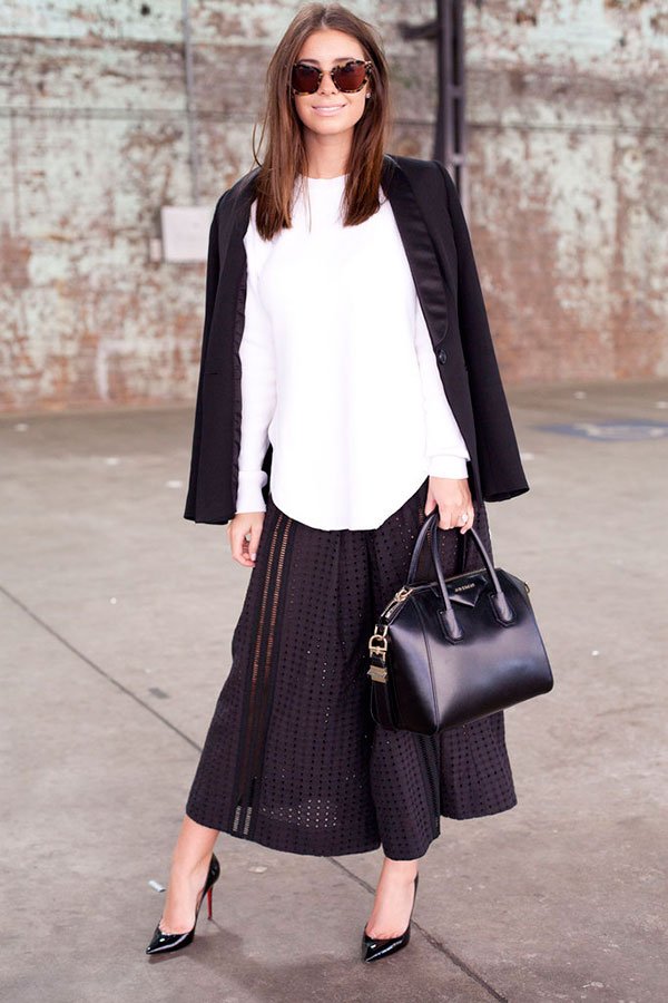 Street style look preto e branco com saia midi preta, camisa branca, blazer e scarpin.