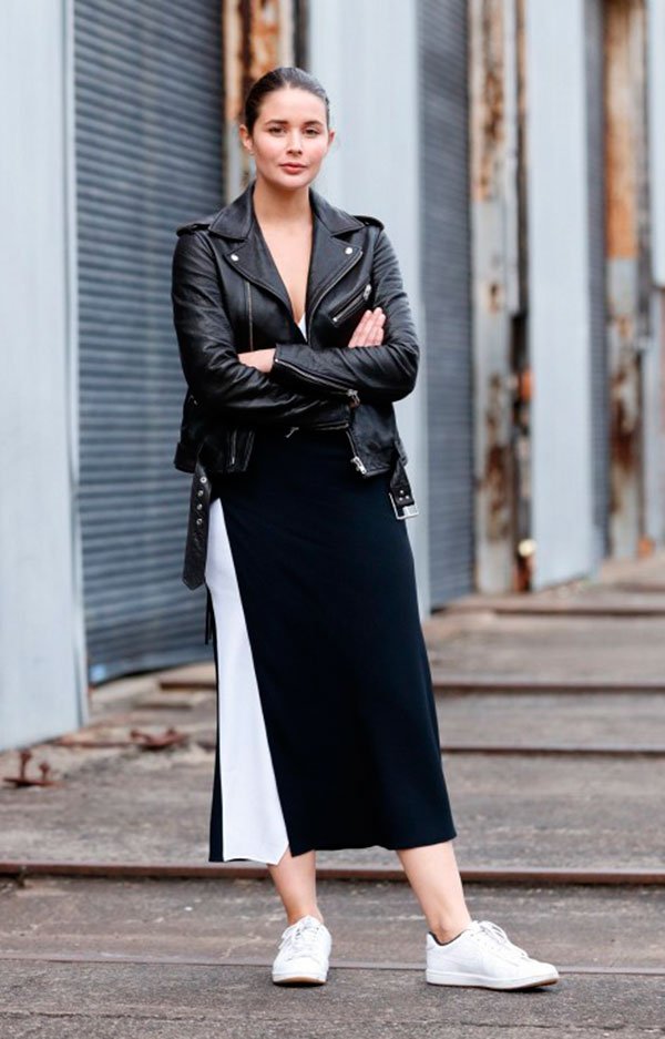 Street style look com vestido p&b, jaqueta couro preta e tênis branco.