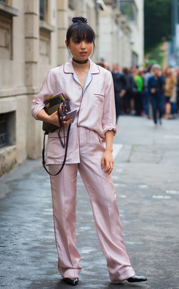 Street style look conjuntinho pijama rosa e salto scarpin.