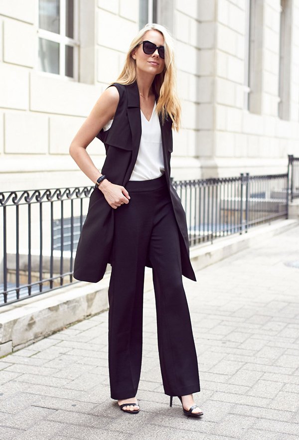 Street style look colete e calça alfaiataria social preto com regata branca e sandália de tira.