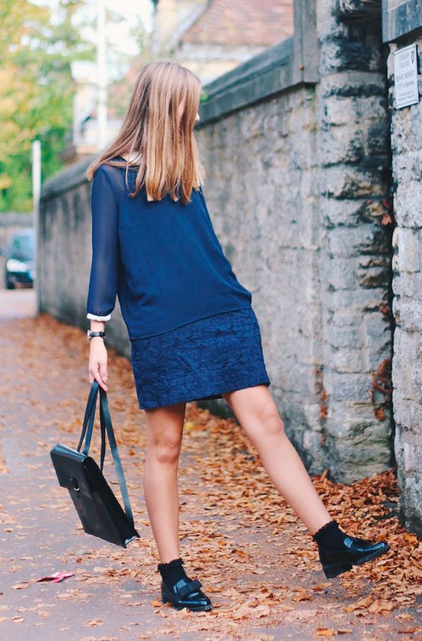 Street style look com vestido azul marinho manga longa, sapato masculino e meias aparentes.