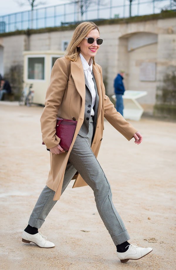 Street style look maxi casaco bege, calça cinza, sapato com meia aparente e maxi clutch burgundy.