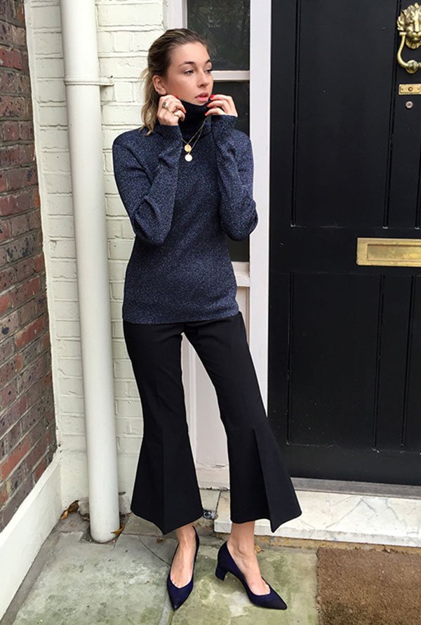 Street style look com suéter azul, calça pantacourt cropped e sapato scarpin azul.