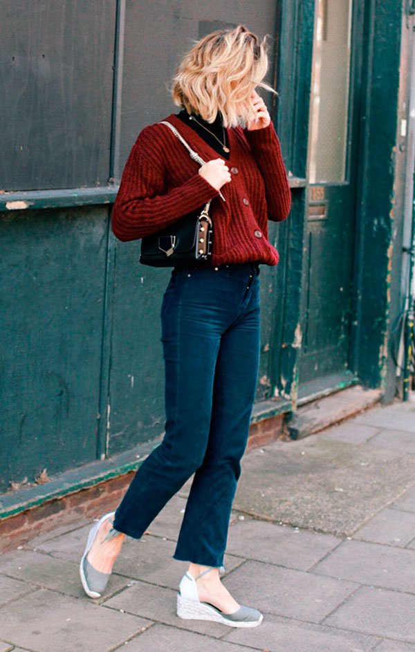 Street style look Adenorah com cardigã vermelho, calça jeans e espadrille anabella
