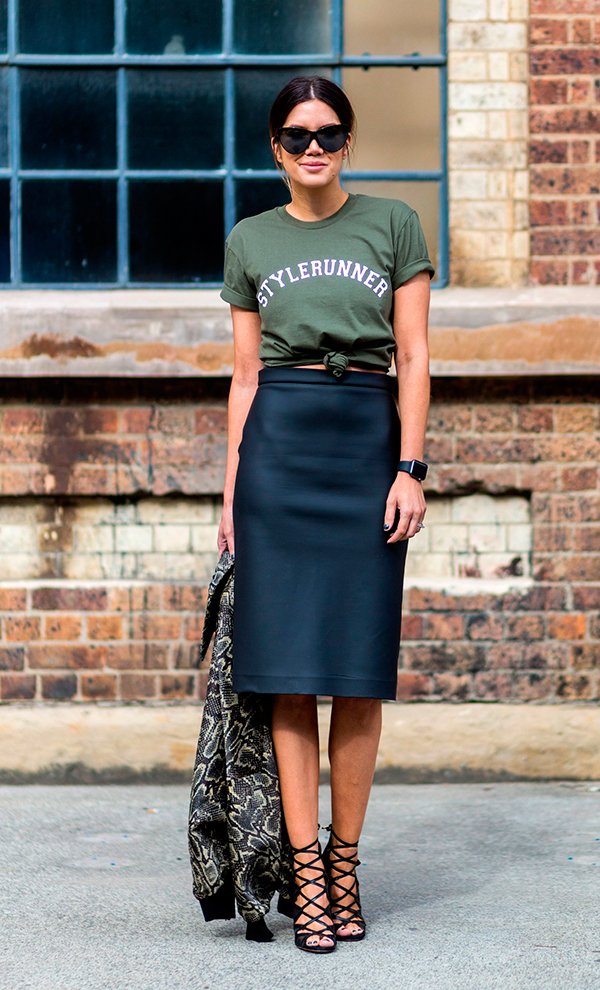 Street style hi-low com t-shirt verde militar com nó, saia lapis de couro e sandálias pretas