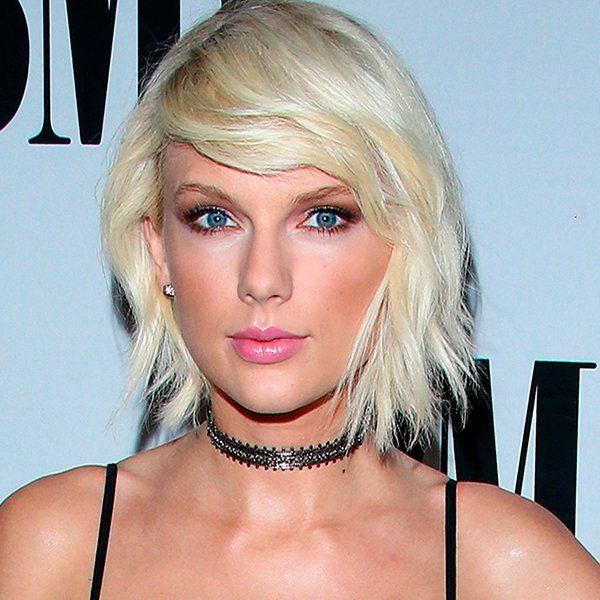 Taylor Swift exibe cabelo platinado com franja