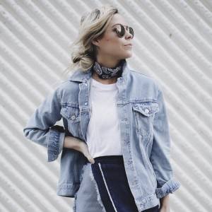 9 maneiras diferentes de usar a jaqueta jeans