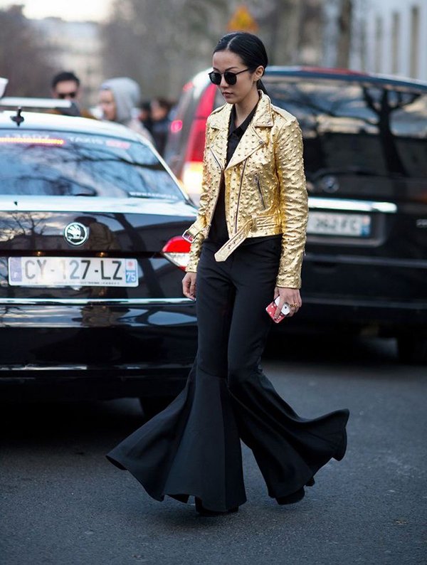 blogueira yoyo cao usa jaqueta dourada e calça flare