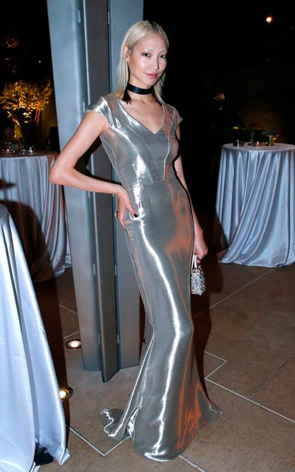Look festa vestido metalizado com choker.