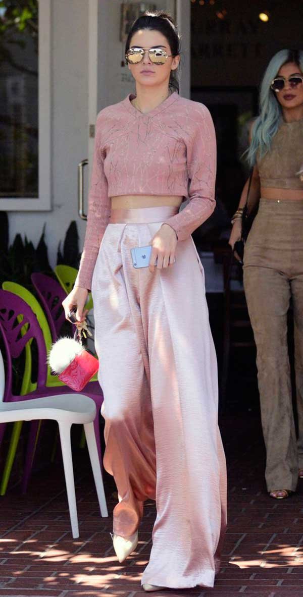 Kendal Jenner pantalona rosa