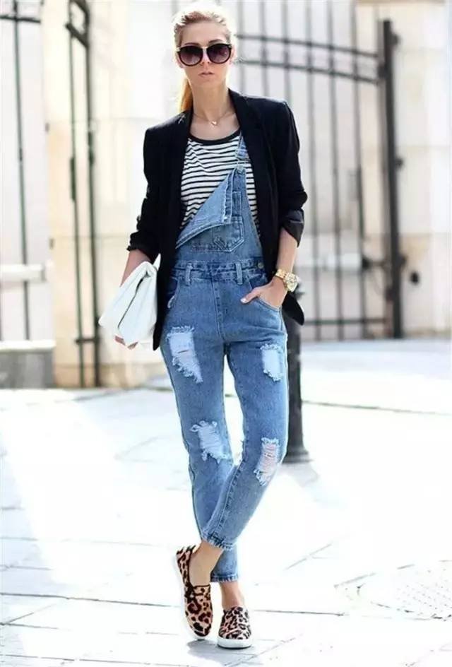 look macacão jeans e blusa listrada