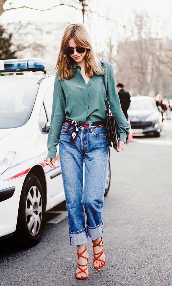 Pernille Teisbaek look calça jeans e lenço como cinto