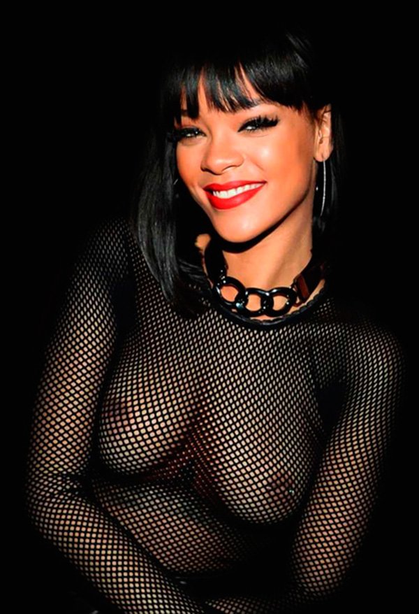 Rihanna com blusa transparente e seios à mostra.