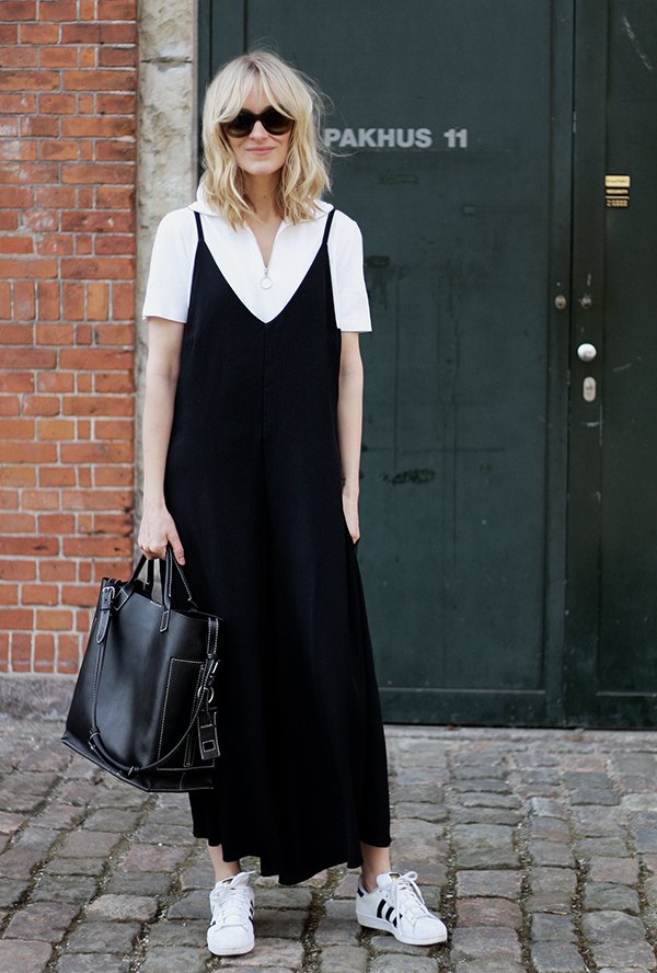 Foto de street style mostrando como usar slip dress preto com polo branca no dia a dia