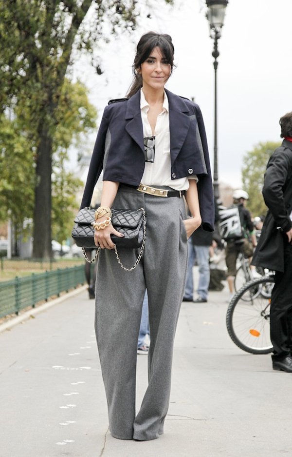Foto de street style de look formal e estiloso com camisa branca, cropped blazer preto, calça pantalona cinza e bolsa chanel