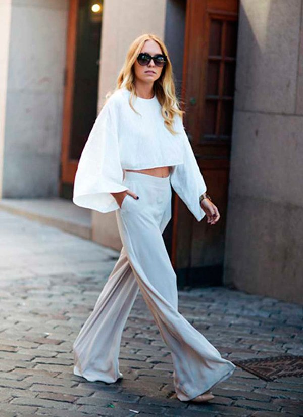 Look minimalista com cropped branco e calça pantalona cinza