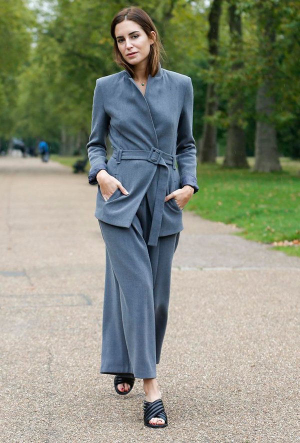 Gala Gonzalez veste conjuntinho de alfaiataria de calça cropped cinza com mules Gucci